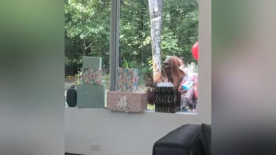 Изрображение 'Аниматор в костюме йети напугал детей во время праздника (видео)'