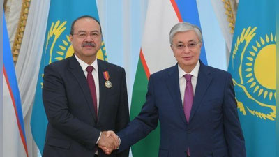 Изрображение 'Президент Казахстана вручил премьер-министру Узбекистана орден Достык II'