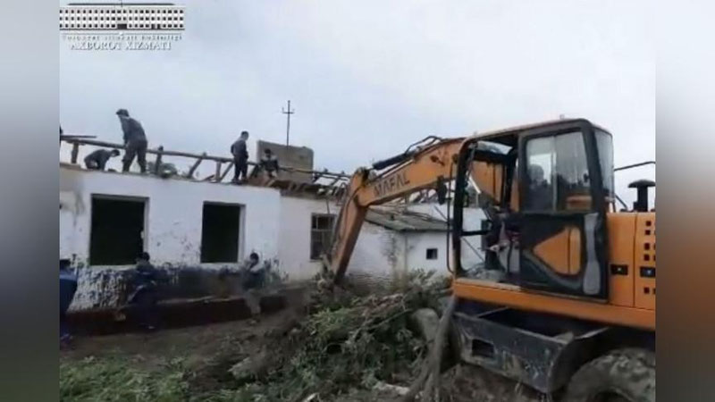 Изрображение 'Видео: Строители Ташкентской области помогают строить дома в Сырдарье'