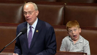 Изрображение 'Сын конгрессмена затмил выступление отца в Палате представителей США (видео)'