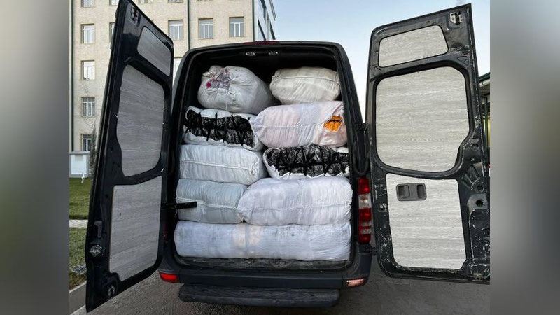 'Toshkent viloyatida kiyimlar ostiga yashirilgan qariyb 175 ming dona pirotexnika vositalari to`xtatib qolindi'ning rasmi