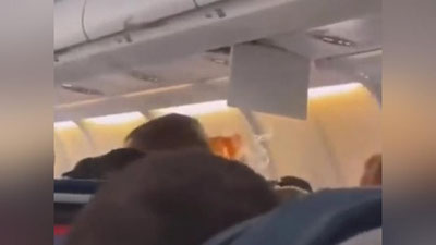 Изрображение 'В США самолет попал в зону сильной турбулентности: пострадали 36 пассажиров (видео)'