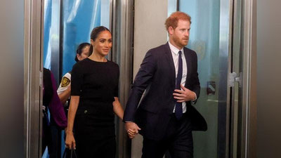 Изрображение 'Принц Гарри и его жена Меган едва не разбились в такси, пока их преследовал автомобиль с папарацци'