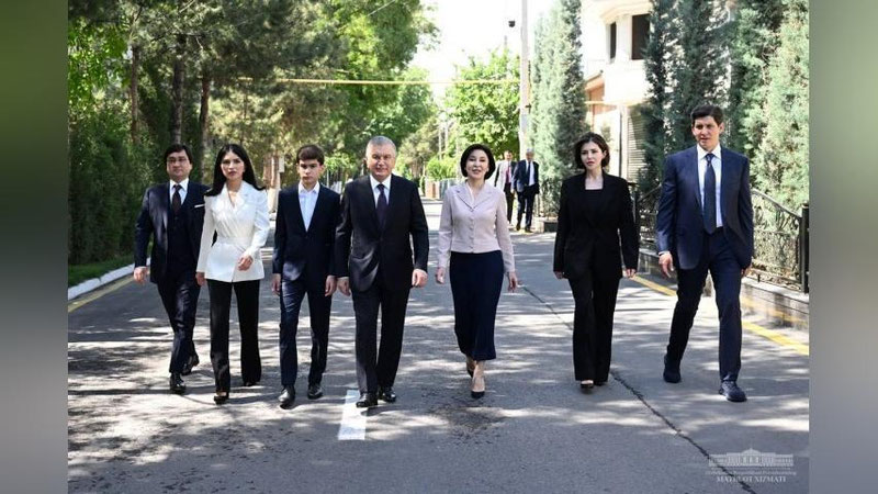 'Shavkat Mirziyoev oila a`zolari bilan referendumda ovoz berdi'ning rasmi