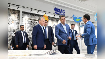 Изрображение 'Главы Узбекистана и Кыргызстана побывали на ковровом комбинате'