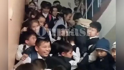 Изрображение 'Страшную давку с детьми засняли в одной из школ в Алматы (видео)'