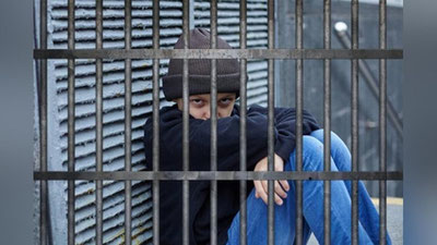 'Voyaga etmaganlarni qamashning eng kam muddati 6 oydan 1 oyga qisqartirilmoqda'ning rasmi