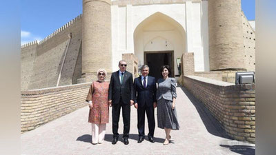 Изрображение 'ФОТО: ПРОГУЛКА ЛИДЕРОВ УЗБЕКИСТАНА И ТУРЦИИ С СУПРУГАМИ ПО БУХАРЕ'