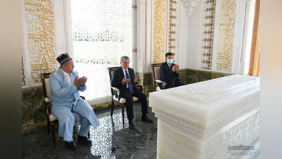 'Prezident Shavkat Mirziyoev Islom Karimov qabrini ziyorat qildi (foto)'ning rasmi