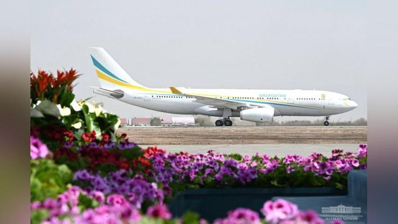 Изрображение 'Президент Казахстана прилетел в Ургенч'