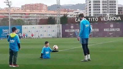 Изрображение 'БЕЗНОГИЙ МАЛЬЧИК ИЗ КАЗАХСТАНА СЫГРАЛ В ФУТБОЛ С МЕССИ (ВИДЕО)'