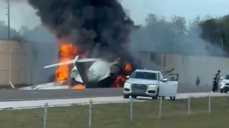 Изрображение 'При падении бизнес-джета на дорогу в США погибли два человека (видео)'