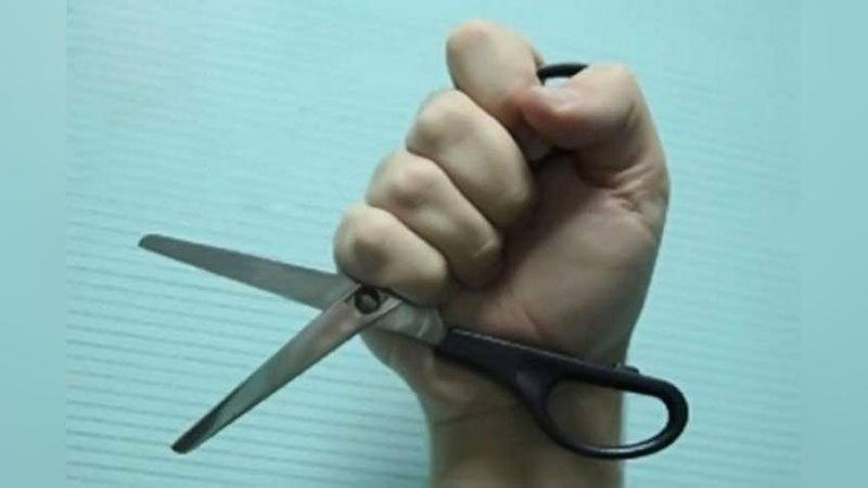 Изрображение 'НЕВЕСТКА В КАШКАДАРЬЕ ЕДВА НЕ ЗАРЕЗАЛА СВЕКРА НОЖНИЦАМИ'