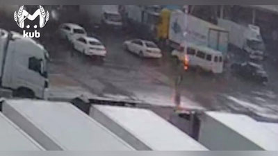 Изрображение 'В России водителя фуры убило ударом молнии: момент попал на видео'