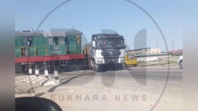 Изрображение 'В Бухарской области произошло столкновение тепловоза и грузовика'