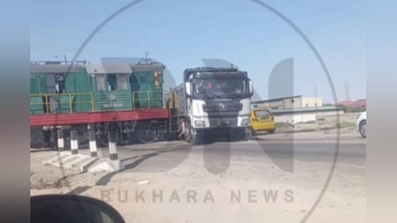 'Buxoroda yuk mashinasi teplovoz bilan to`qnashib ketdi'ning rasmi
