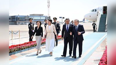 Изрображение 'Президент Кыргызстана вместе с супругой прибыл в Ташкент'