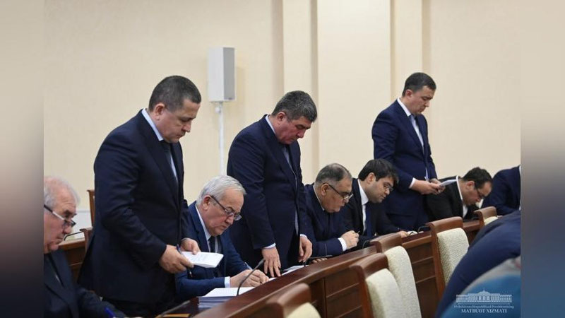 '⚡️"Hududiy elektr tarmoqlari", "Uztransgaz" va "O`zbekneftgaz" rahbarlari ham lavozimidan ozod etilib, 3 oy sinov muddati berildi'ning rasmi