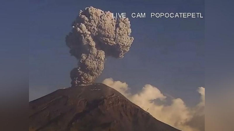 Изрображение 'В Мексике проснулся вулкан Попокатепетль: впечатляющее видео'