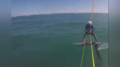 Изрображение 'ВИДЕО: СЕРФЕР "СПОТКНУЛСЯ" ОБ АКУЛУ'