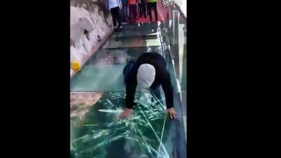 Изрображение 'В КИТАЕ ТРЕСНУВШИЙ СТЕКЛЯННЫЙ МОСТ НАПУГАЛ ТУРИСТОВ (ВИДЕО)'