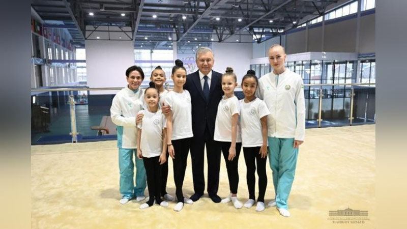 'Shavkat Mirziyoev Toshkentda gimnastika bo`yicha Oksana Chusovitina sport mahorati maktabidagi sharoitlar bilan tanishdi'ning rasmi