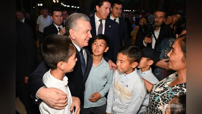 'Shavkat Mirziyoev Toshkent shahridagi G`afur G`ulom nomidagi madaniyat va istirohat bog`ida bo`lib, aholi bilan suhbatlashdi'ning rasmi