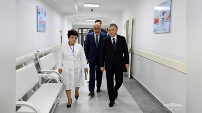'Shavkat Mirziyoev Toshkentdagi oilaviy poliklinikaga bordi (foto)'ning rasmi