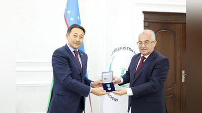 'Inson huquqlari bo`yicha O`zbekiston Milliy markaziga “Osiyoda hamkorlik va ishonch choralari bo`yicha kengashning 30 yilligi” medalini topshirildi'ning rasmi