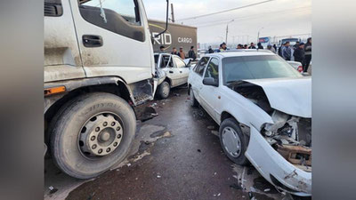 'Ангренда “Isuzu” 5 та енгил автомобиль билан тўқнашди'ning rasmi