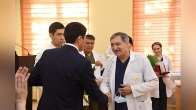 'O`zbekistonda siam egizaklarini ajratib olish operasiyasida ishtirok etgan mutaxassislar Sog`liqni saqlash vaziri tomonidan “Sog`liqni saqlash a`lochisi” ko`krak nishoni bilan taqdirlanishdi (foto)'ning rasmi