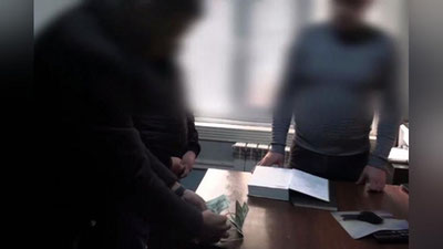 'Samarqandda fohishaxona tashkil qilganlar qilmishini berkitish evaziga IIB xodimiga pora berayotgan vaqtida ushlandi'ning rasmi