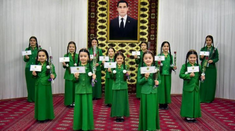 'Turkmaniston prezidenti tomonidan 8 mart munosabati bilan xotin-qizlarga pul sovg`asi beriladi'ning rasmi