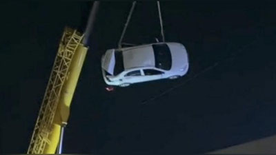 'Samarqandda Nexia-3 yangi qurilayotgan binoning erto`lasiga tushib ketdi'ning rasmi