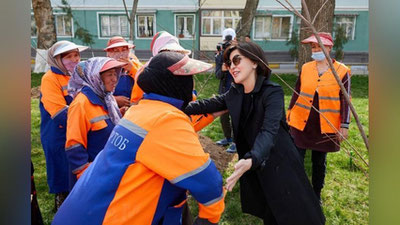 'Ziroat Mirziyoeva ekofaollar bilan birga daraxt ekdi (foto)'ning rasmi
