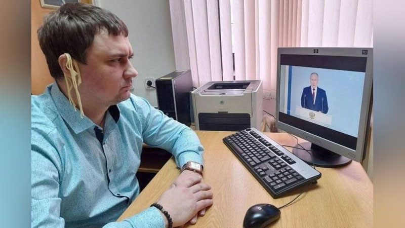 'Путиннинг нутқини қулоғига лағмон осиб эшитган депутат жазоланди'ning rasmi