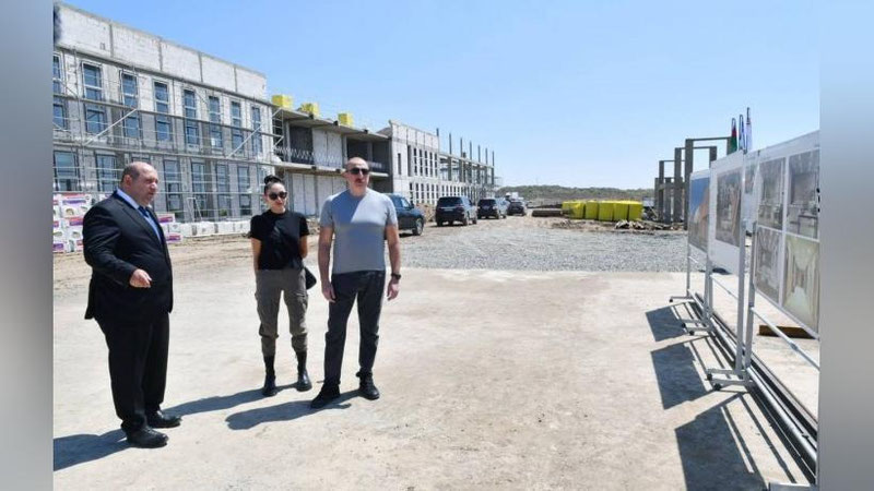 'Ilhom Aliev Ozarbayjonda O`zbekiston tomonidan qurilayotgan maktabga bordi'ning rasmi