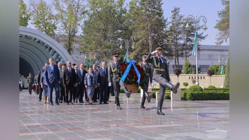 'Oliy Majlis Qonunchilik palatasi deputatlari “Matonat madhiyasi” yodgorlik majmuasiga gulchambar qo`yishdi'ning rasmi