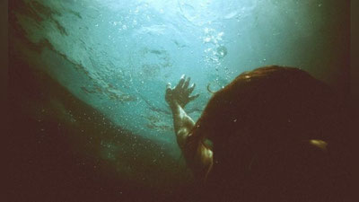 'Toshkent viloyatida o`quvchi qiz rasmga tushayotganda daryoga tushib ketib vafot etdi (video)'ning rasmi