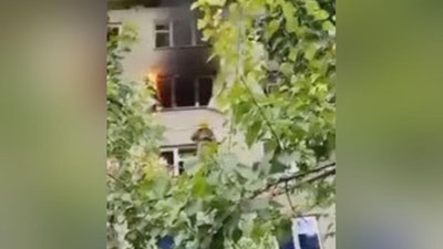 'Farg`onadagi “dom”ning yonayotgan beshinchi qavatidagi xonadondan ona va bola qutqarib olindi (video)'ning rasmi