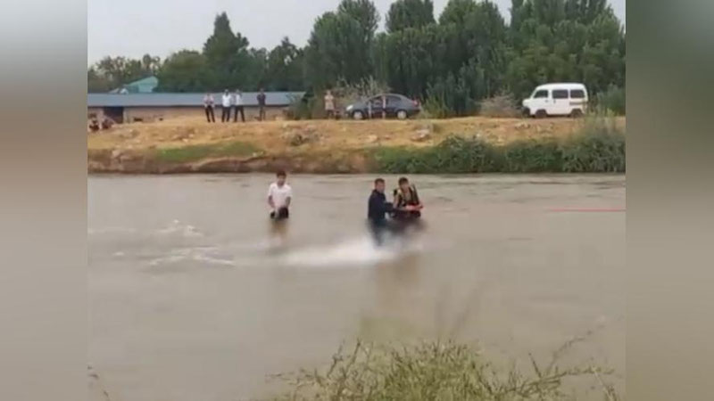'"Qorasuv" daryosida qolib ketgan 2 yigit qutqarildi'ning rasmi