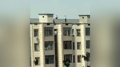 'Toshkentdagi ko`p qavatli uy tomida maktab o`quvchilari sayr qilishdi'ning rasmi