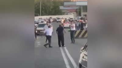 Изрображение 'В Ташкентской области сотрудники ОВД разоружили неадекватного мужчину с ножом (видео)'