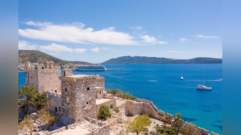 'Turkiyada quyoshning zarrin nurlari, mayin qumli sohillari va moviy dengizlarida sayohat zavqini his eting!'ning rasmi