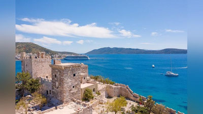 'Turkiyada quyoshning zarrin nurlari, mayin qumli sohillari va moviy dengizlarida sayohat zavqini his eting!'ning rasmi