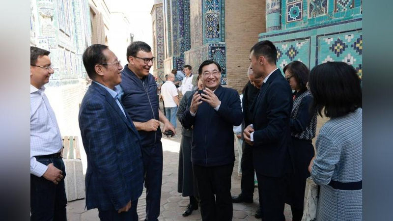 'Xitoyning madaniyat va turizm vaziri Xu Xepin Samarqanddagi turizm ob`ektlari bilan tanishdi (foto)'ning rasmi