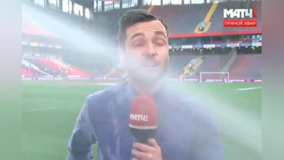 Изрображение 'Видео: Корреспондент "Матч ТВ" вымок насквозь, но продолжал вести эфир'