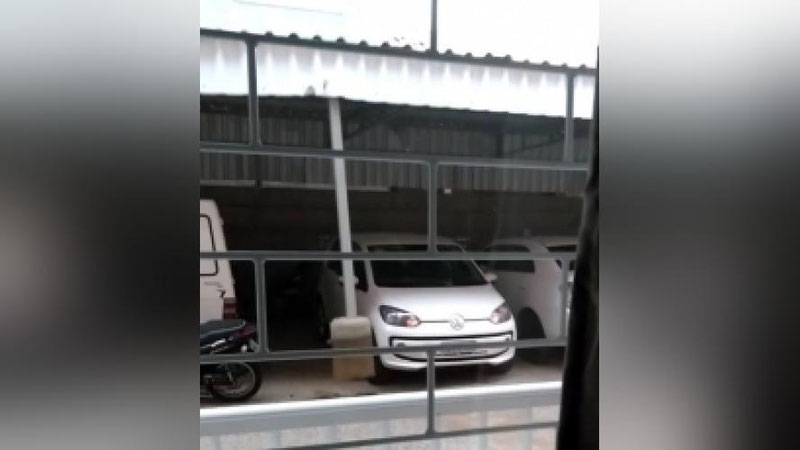 Изрображение 'СИЛЬНЫЙ ПОРЫВ ВЕТРА СНЕС КРЫШУ АВТОСТОЯНКИ (ВИДЕО)'