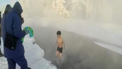 Изрображение 'В РОССИИ ЯПОНЕЦ ИСКУПАЛСЯ В РЕКЕ ПРИ 60-ГРАДУСНОМ МОРОЗЕ (ВИДЕО)'