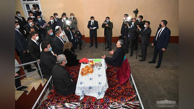 Изрображение 'Глава государства навестил наманганскую семью в махалле Даштбог (фото)'